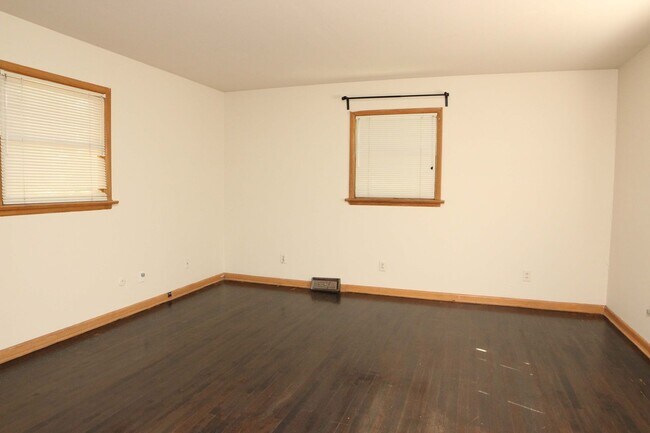 Building Photo - 318-320 W Myrtle