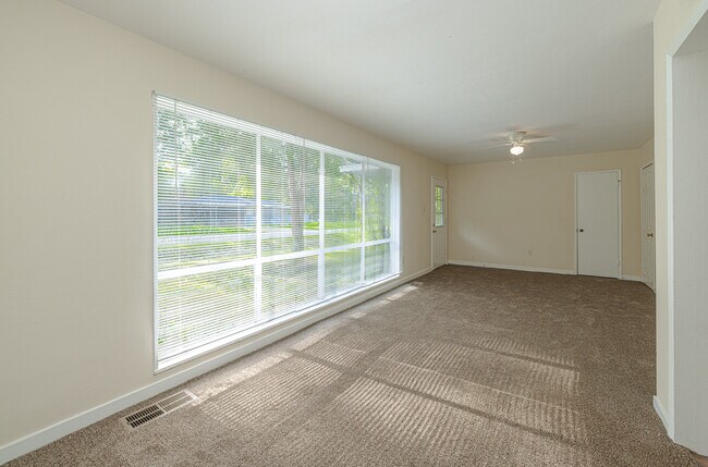 Building Photo - Oak Forest