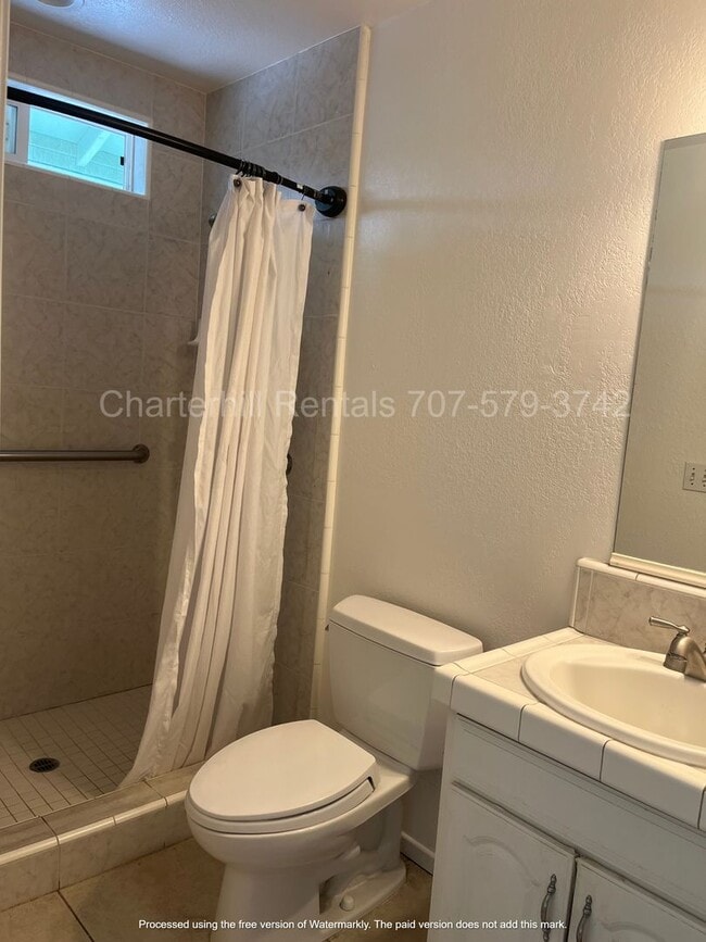 Building Photo - Lovely home on large lot down a private la...
