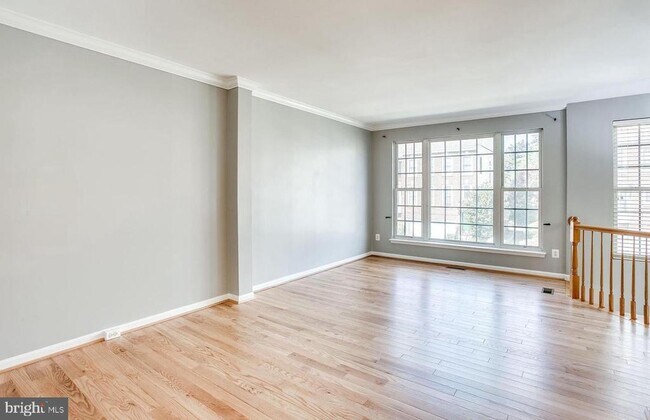 Building Photo - 25242 Dunvegan Square