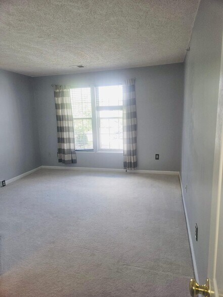 Building Photo - 5650 Wade Ct