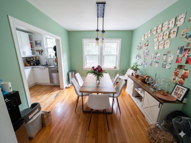 Building Photo - Beautiful Townhome - Highland Park