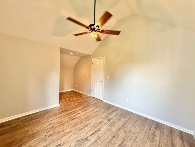 Building Photo - Charming 3BD, 3.5BA Raleigh Home Situated ...