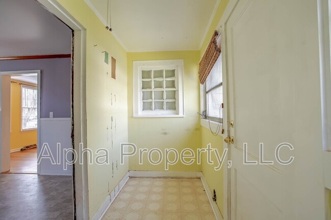 Building Photo - 18 Hale St