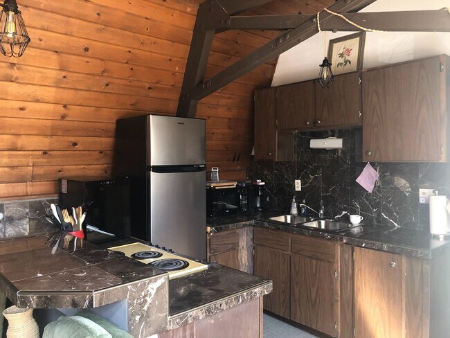 Building Photo - QUAINT CABIN IN A GREAT LOCATION!!