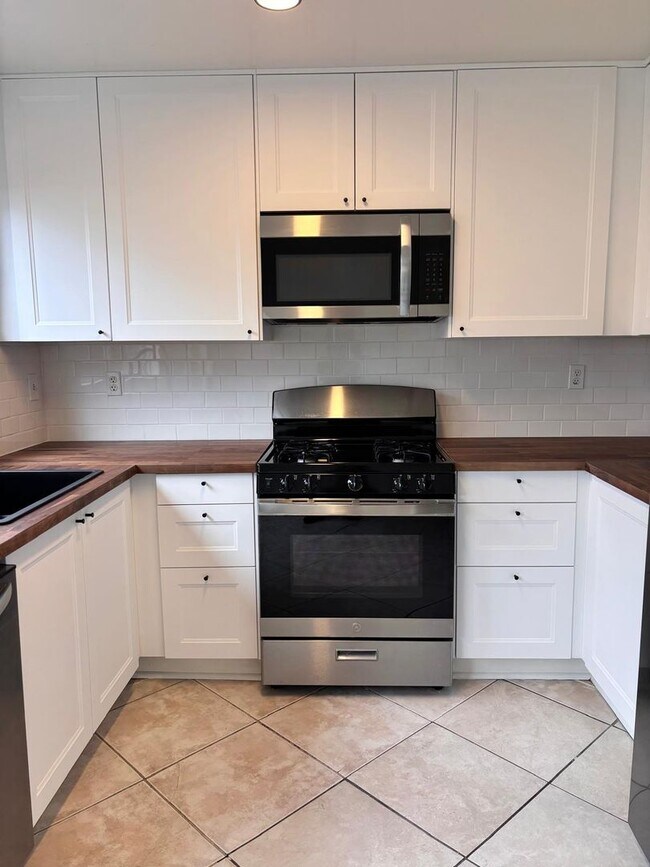 Building Photo - Beautifully updated 2-bedroom, 1.5-bathroom townhome located in the highly desirable Reseda area ...