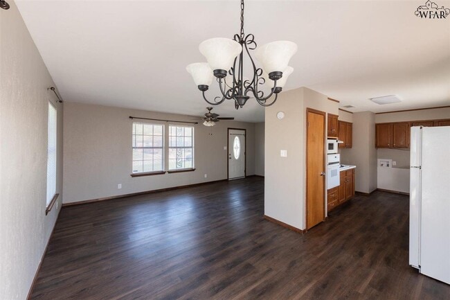 Building Photo - 4448 Cunningham Dr