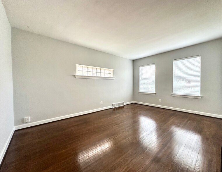 Building Photo - 4633 Jamieson Ave