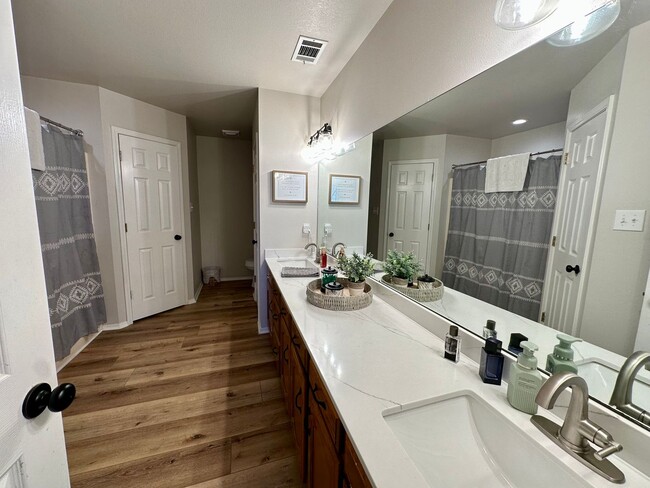 Building Photo - Welcome to this charming 3-bedroom, 2-bathroom home located in the heart of Russellville, AR.
