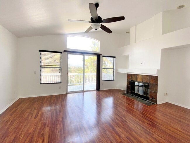 Building Photo - Spectacular 4 bd. 3 bath home in prime Dis...