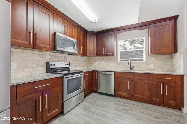 Building Photo - 760 Plainfield Ave