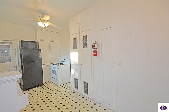 Building Photo - 5727 Carlton Way