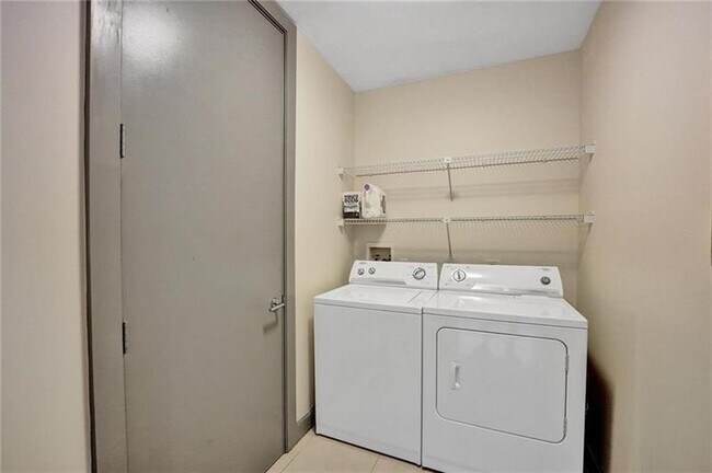 Building Photo - 110 SE 2nd St