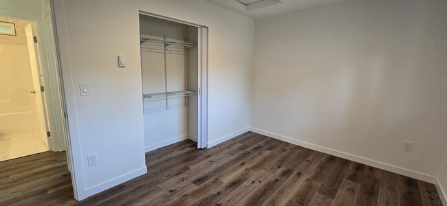 Building Photo - 2 Bedroom located minutes from JBLM