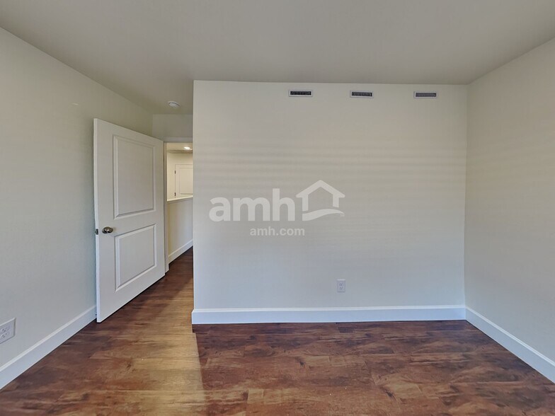 Building Photo - 8824 Tiger Tooth Ave