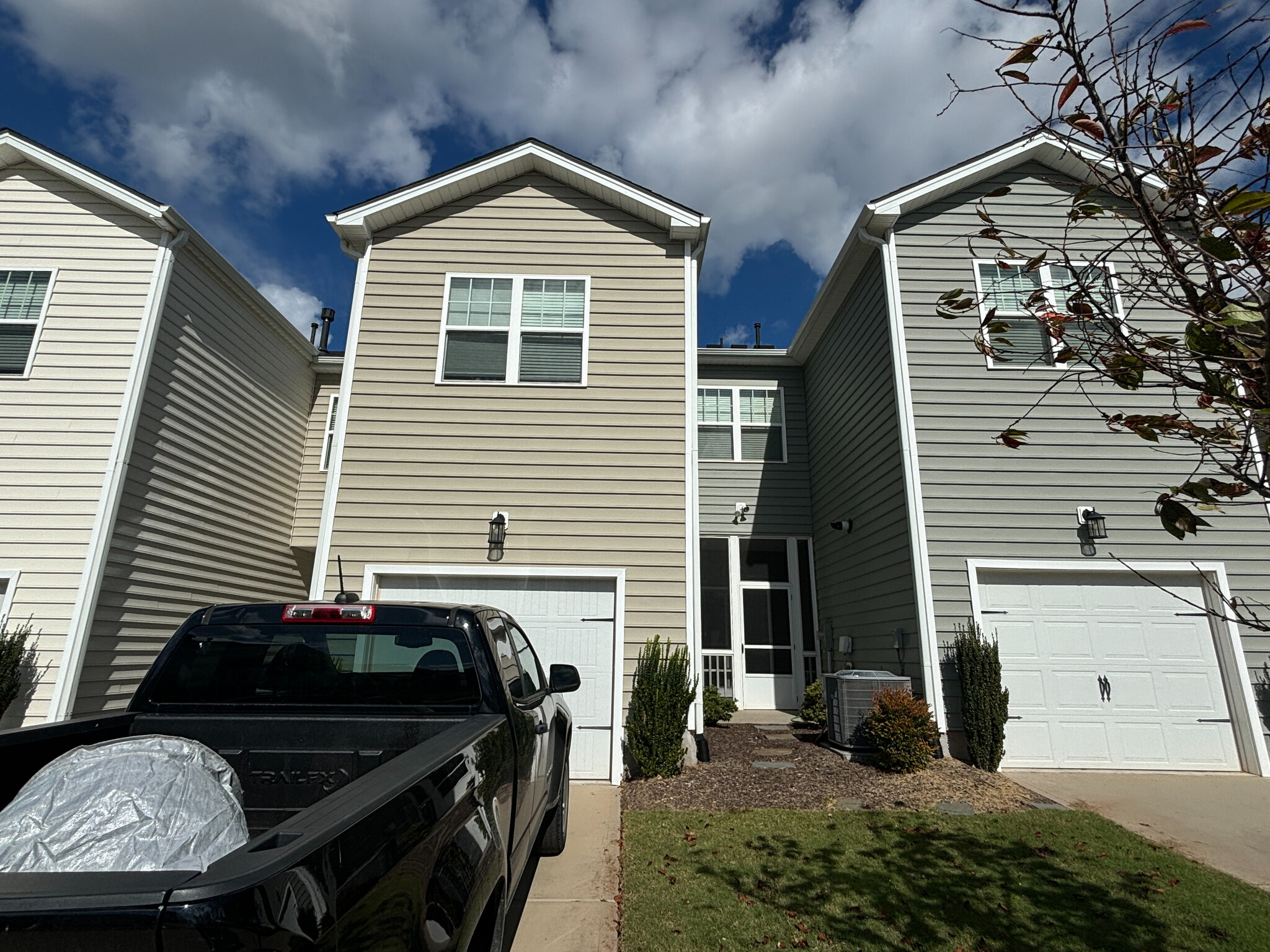 Building Photo - Room in Townhome on Farm Pond Trail