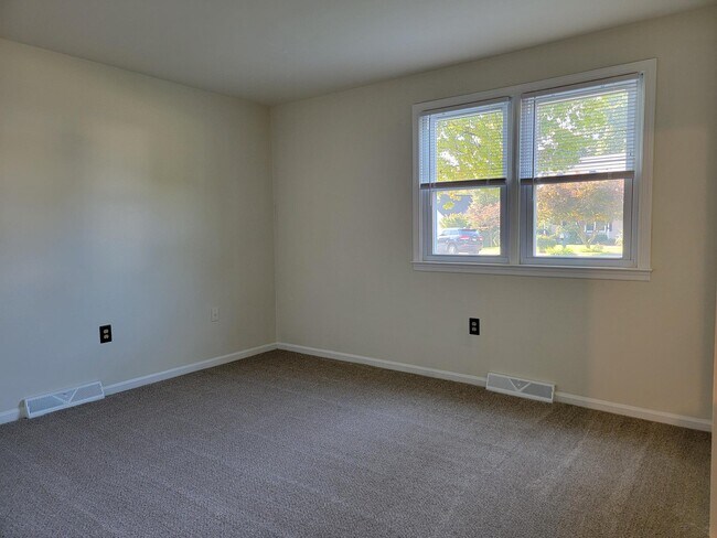 Building Photo - 2209 Harmony Hill Dr