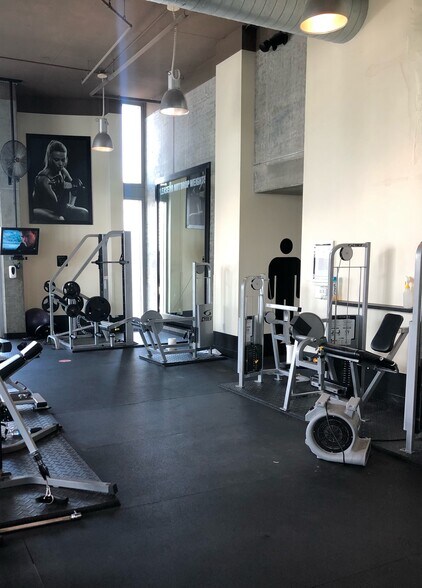 Building Photo - 690 SW 1st Ave