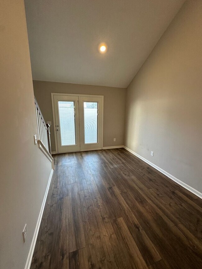 Building Photo - Beautiful 2 Bed 2.5 Bath Townhome *ZONED FOR BLACKMANS SCHOOLS*