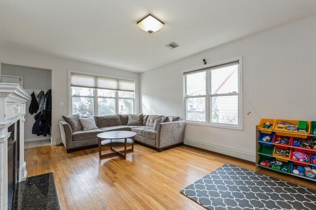 Building Photo - 39 Linwood Ave
