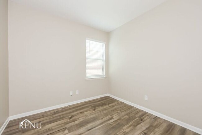 Building Photo - 2028 Hialeah Dr