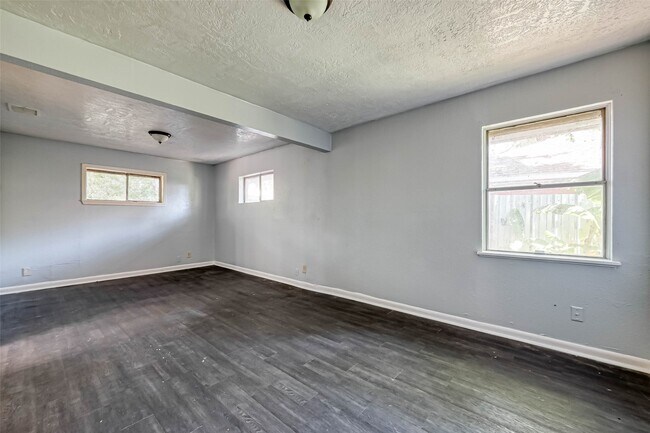 Building Photo - 10613 Buffum St