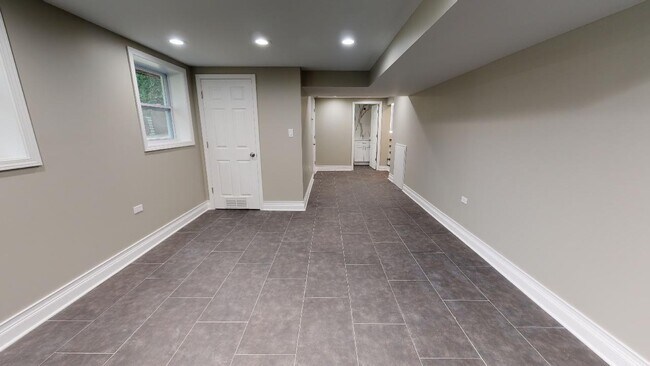Building Photo - 1366 Cavell Ave
