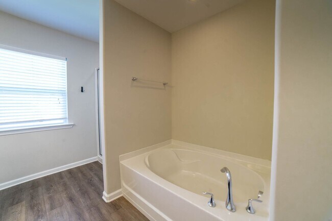 Building Photo - Available Now! ?? ?? ??!