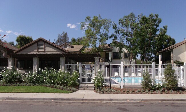 Building Photo - Highly Updated 2-Bedroom Condo in Prime Mi...
