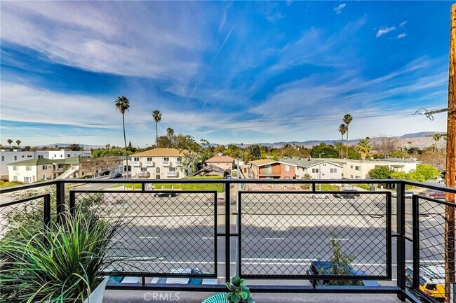 Building Photo - 11616 Burbank Blvd