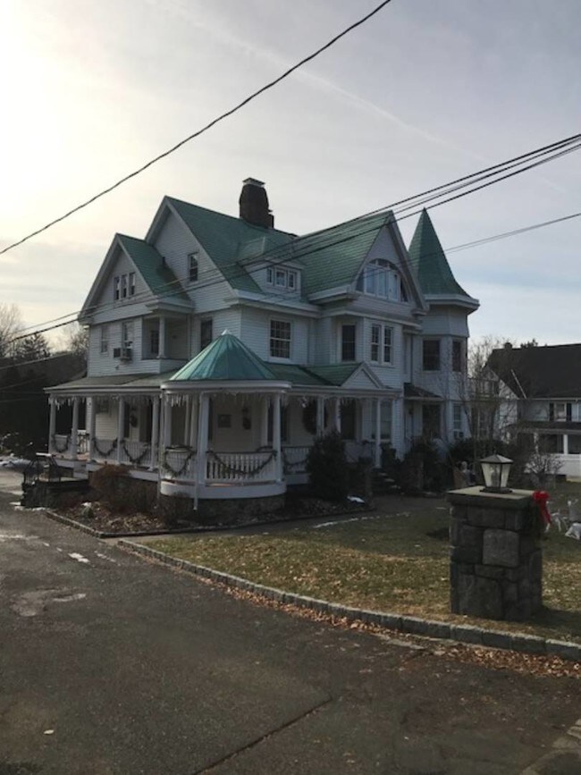 Building Photo - 224 Bedford Rd