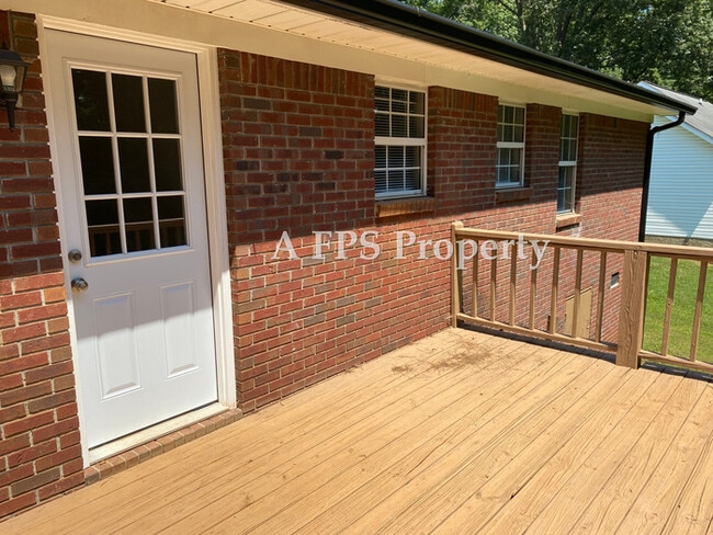 Building Photo - 184 Pine St SW