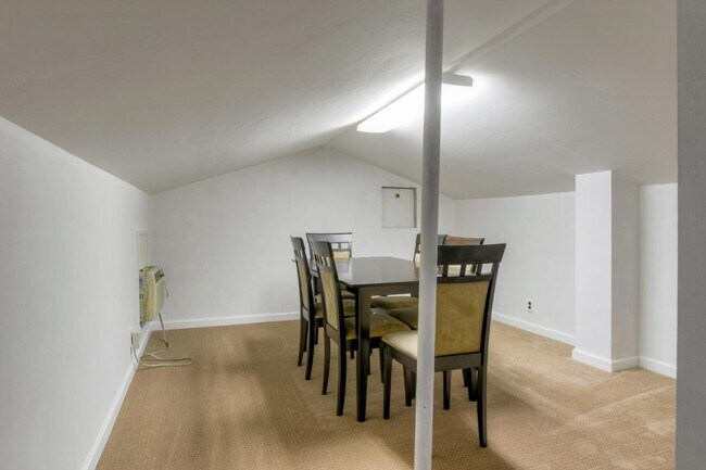 Building Photo - 546 Woodstock Way