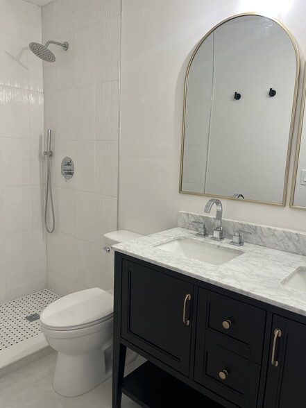 master bath - 3840 SW 94th Ave