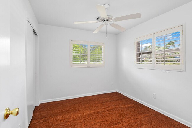 Building Photo - 2107 Brookview Dr
