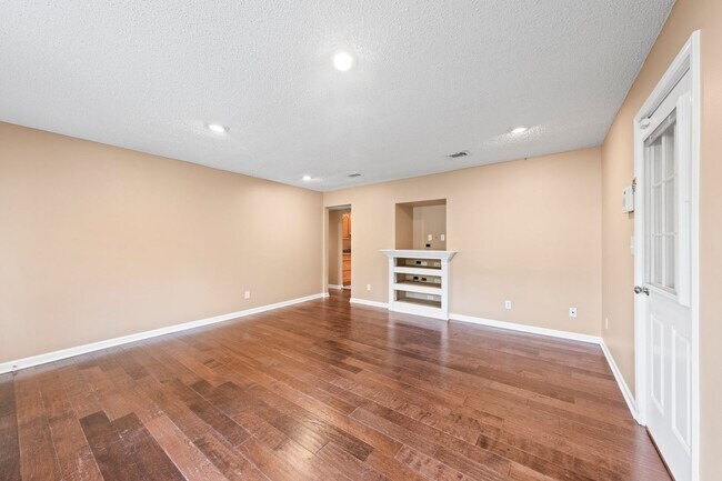 Building Photo - Pet Friendly!  Ideal location to Eglin AFB!!