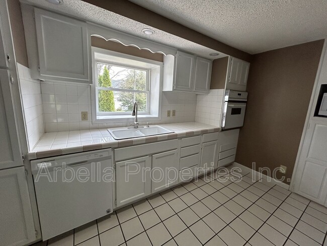 Building Photo - 295 Arrowood Rd