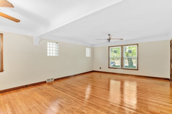 Building Photo - 2 bedroom Single Family Home with Fenced i...