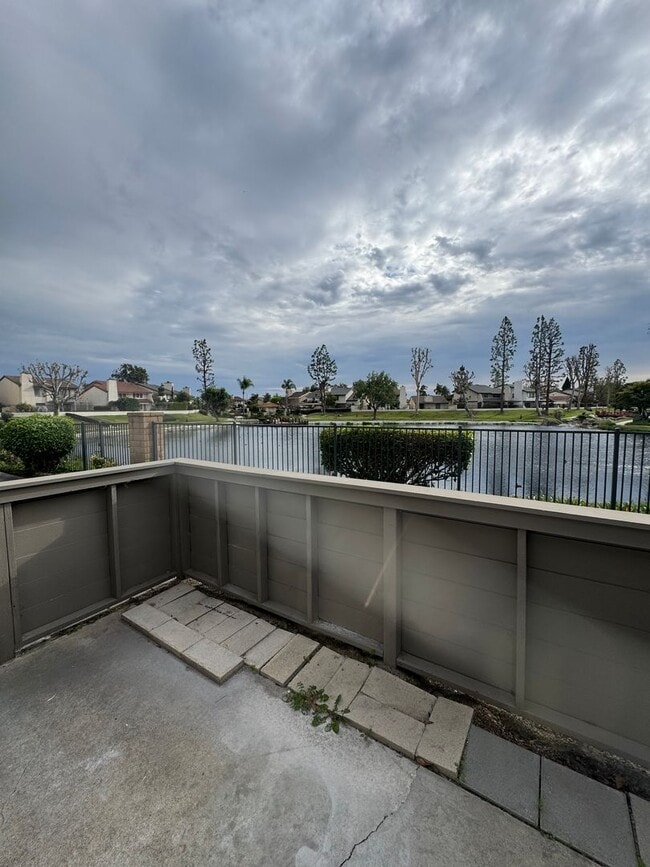 Building Photo - Condo with Amazing Lake View!