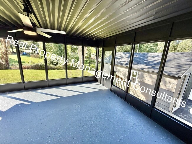 Building Photo - Beautifully Renovated 3-Bedroom, 2-Bath Ho...