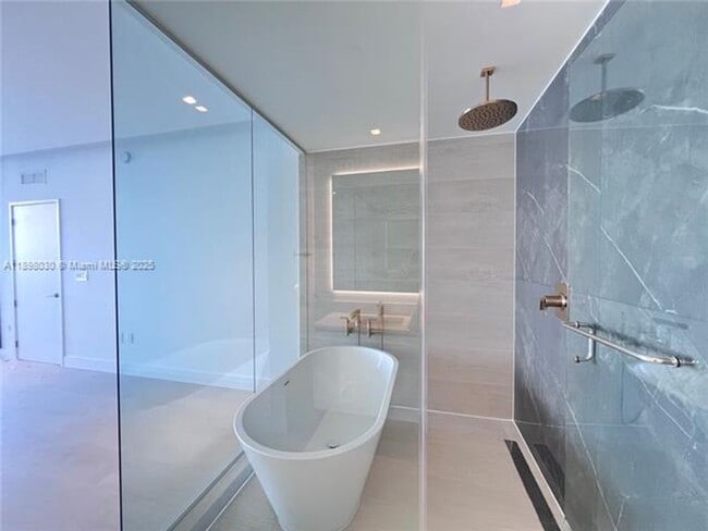 Building Photo - 700 NE 24th St