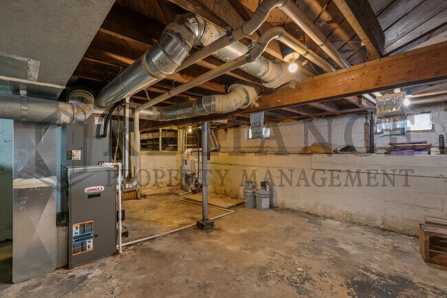 Building Photo - 410 S Estelle St