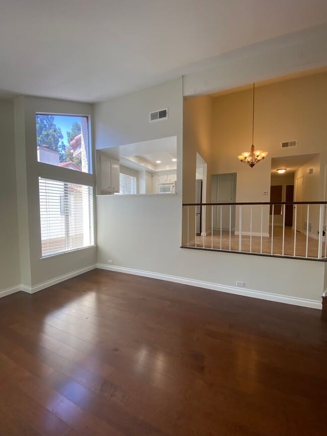 Building Photo - 1 bed, 1 bath Sycamore Villas Condo