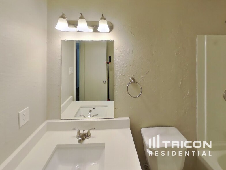 Building Photo - 2641 Bandera Pl