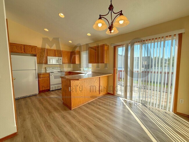 Building Photo - Beautiful Gleneden Heights Home