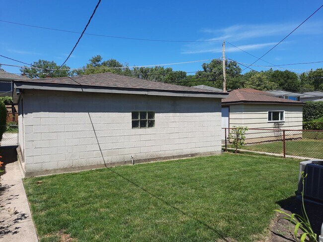 Building Photo - 3Br/2Bath House in Evanston $3,600/m