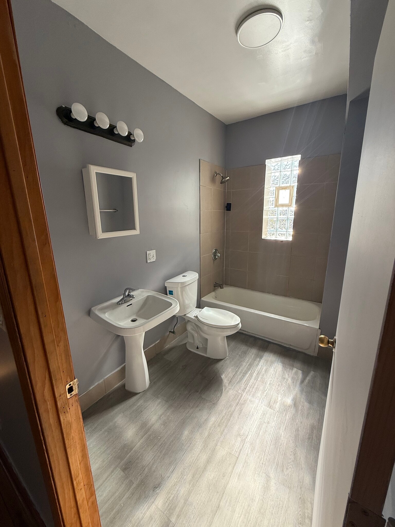 Building Photo - 1142 S Francisco Ave