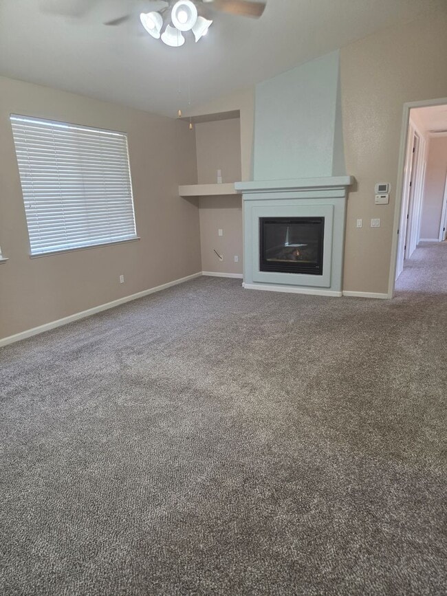 Building Photo - Stunning 4 Bed, 4 Bath Two-Story Home