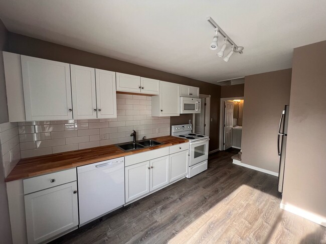 Building Photo - Beautifully Remodeled - 3 bedroom/1 Bath i...