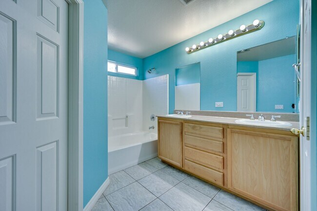 Building Photo - NW 3 bedroom!! Community Pool!! Playground...